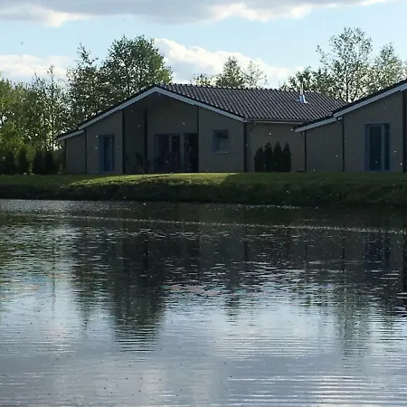 32 Ferienhaus Am See *
