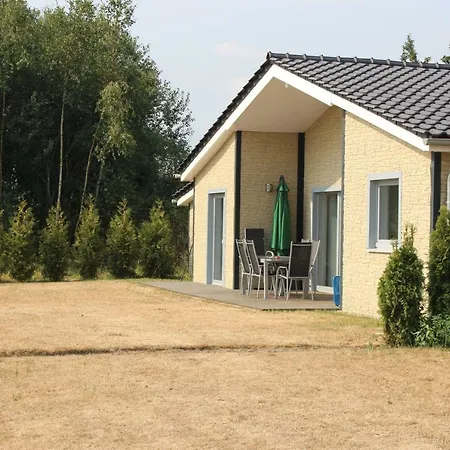32 Ferienhaus Am See *